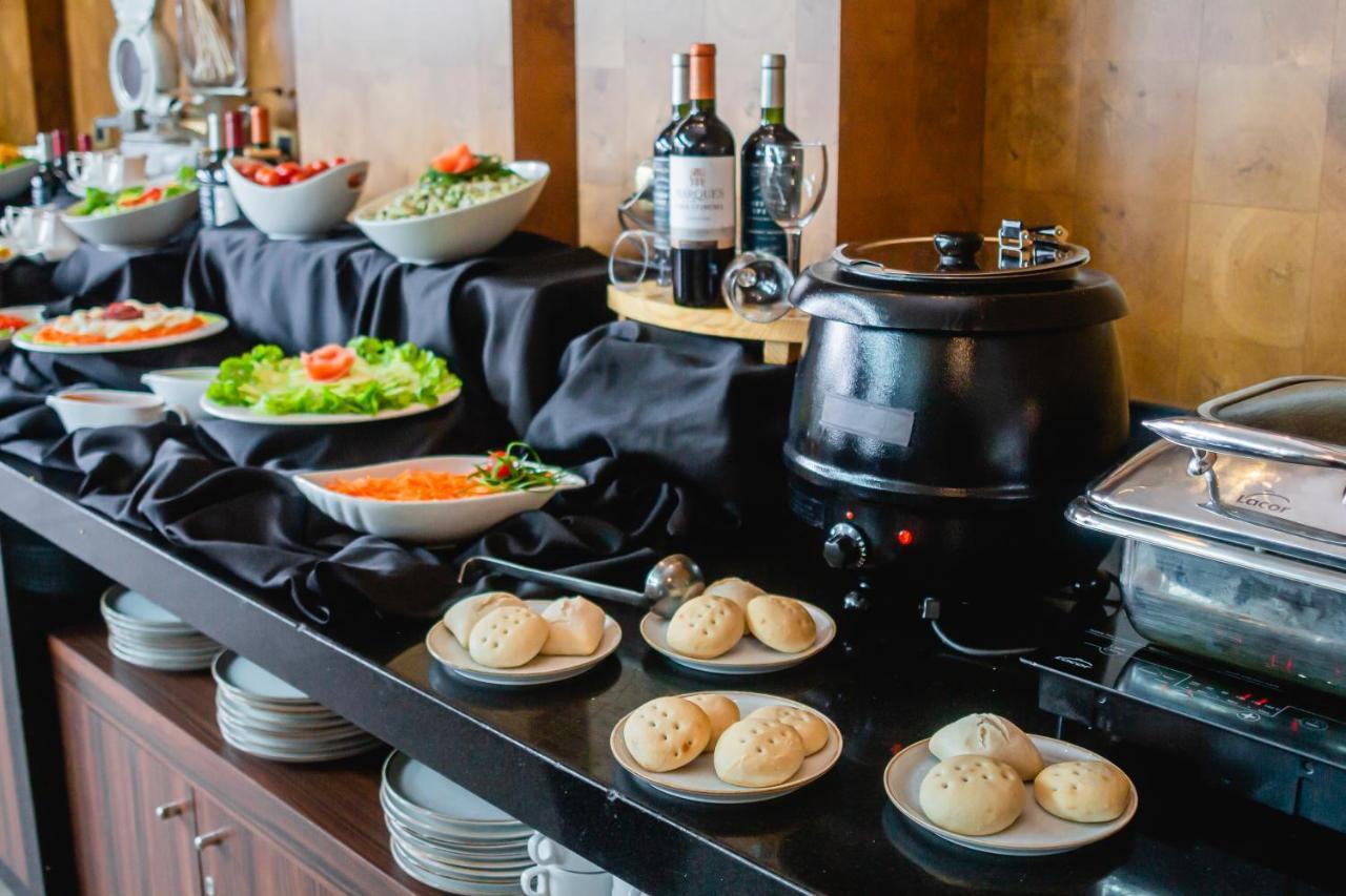 Sonesta Hotel Osorno Eksteriør bilde A buffet with a selection of pãezinhos